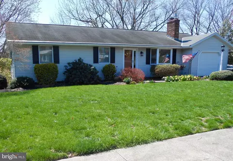360 Lake View Dr, Manheim, PA 17545