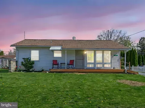 521 E New St, Lititz, PA 17543 photo 2