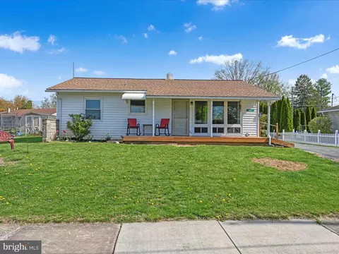 521 E New St, Lititz, PA 17543 photo 3
