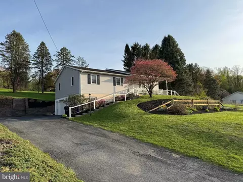 248 Edgewood Dr, New Holland, PA 17557