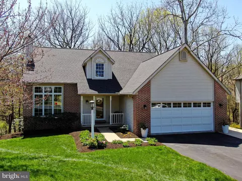 111 Westview Dr, Akron, PA 17501