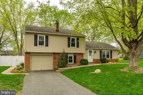 468 Longmeadow Rd, Lancaster, PA 17601