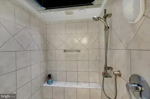 Bath - 520 Stonehenge Dr, Lititz, PA 17543 photo 8 of 10