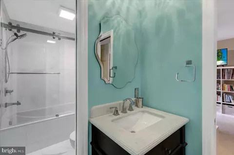 Bath - 520 Stonehenge Dr, Lititz, PA 17543 photo 4 of 10