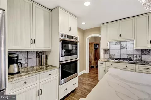 Kitchen - 520 Stonehenge Dr, Lititz, PA 17543 photo 7 of 9