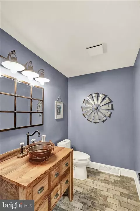 Bath - 520 Stonehenge Dr, Lititz, PA 17543 photo 2 of 10