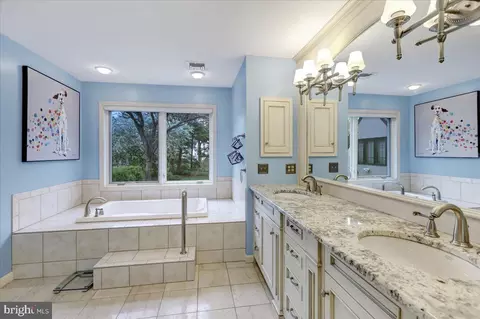 Bath - 520 Stonehenge Dr, Lititz, PA 17543 photo 6 of 10