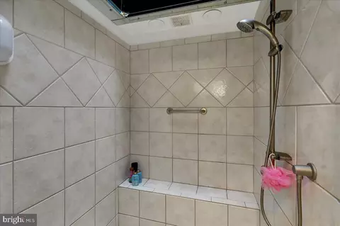 Bath - 520 Stonehenge Dr, Lititz, PA 17543 photo 7 of 10