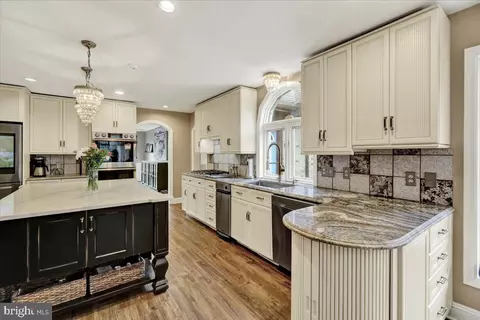 Kitchen - 520 Stonehenge Dr, Lititz, PA 17543 photo 1 of 9