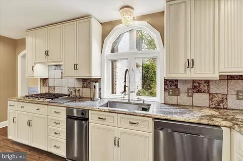Kitchen - 520 Stonehenge Dr, Lititz, PA 17543 photo 3 of 9
