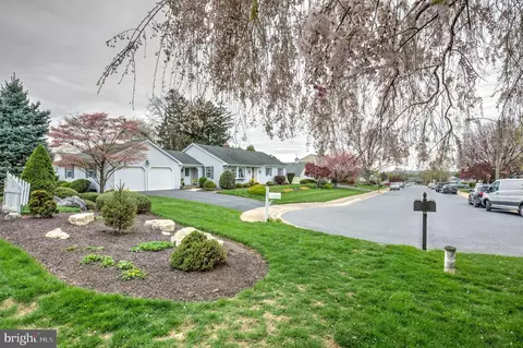2 Meadow Ln, New Holland, PA 17557