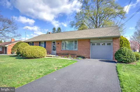 24 Wolf Rd, Akron, PA 17501