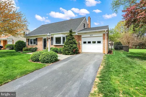 Exterior - 521 Hummingbird Dr, Lititz, PA 17543 photo 3 of 6