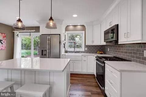 Kitchen - 521 Hummingbird Dr, Lititz, PA 17543 photo 2 of 6