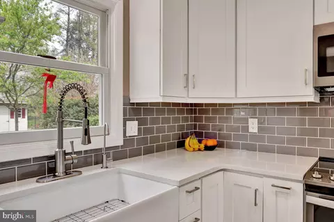 Kitchen - 521 Hummingbird Dr, Lititz, PA 17543 photo 6 of 6