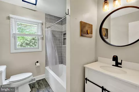 Bath - 521 Hummingbird Dr, Lititz, PA 17543 photo 1 of 5
