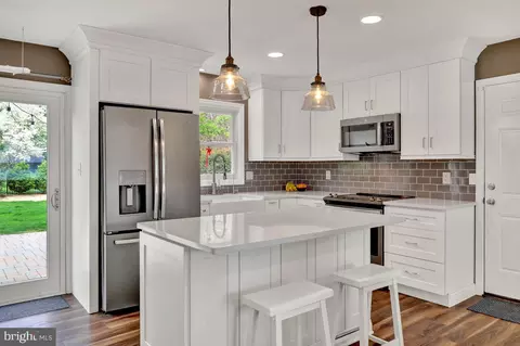 Kitchen - 521 Hummingbird Dr, Lititz, PA 17543 photo 4 of 6