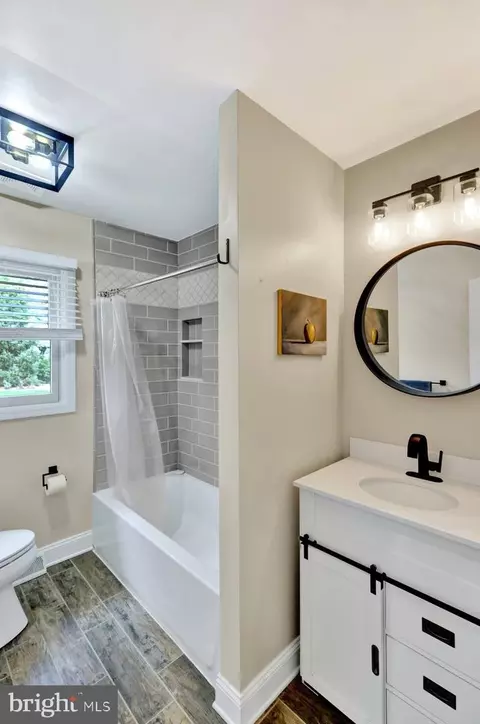 Bath - 521 Hummingbird Dr, Lititz, PA 17543 photo 2 of 5