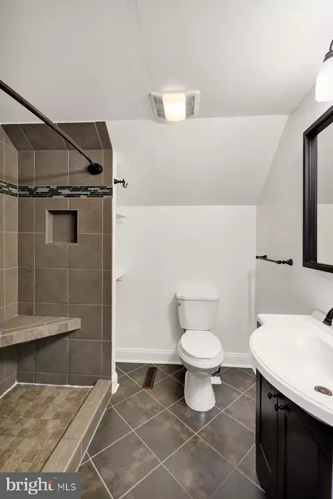 Bath - 521 Hummingbird Dr, Lititz, PA 17543 photo 3 of 5