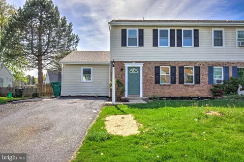 482 Crosswinds Dr, Lititz, PA 17543