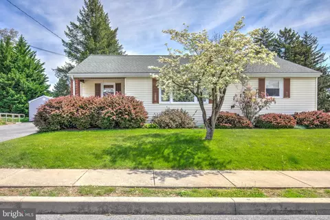 6147 Carpenter St, East Petersburg, PA 17520