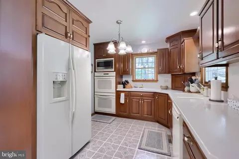 Kitchen - 205 Acorn Ln, Lititz, PA 17543 photo 2 of 4