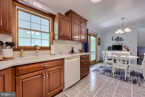 Kitchen - 205 Acorn Ln, Lititz, PA 17543 photo 4 of 4
