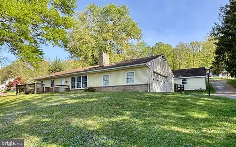 5229 Old Strasburg Rd, Kinzers, PA 17535