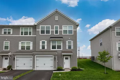 9 Southside Dr, Willow Street, PA 17584