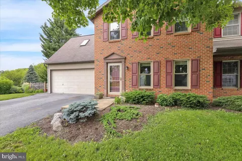 33 Pebble Creek Dr, Lititz, PA 17543 photo 2