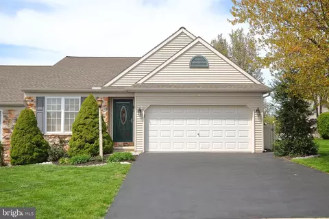 5047 Field View Dr, Mount Joy, PA 17552