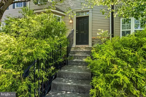 208 Knollwood Rd, Millersville, PA 17551