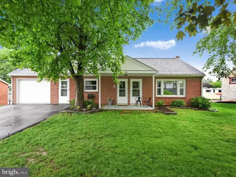 17 W Penn Grant Rd, Willow Street, PA 17584