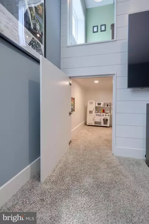 Entry Way - 356 N Broad St, Lititz, PA 17543 photo 5 of 6