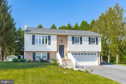 1014 Jeffrey Ln, Lititz, PA 17543 photo 2