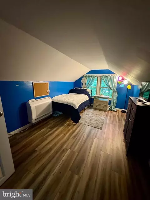 Bedroom - 321 W 28th Division Hwy, Lititz, PA 17543 photo 2 of 3