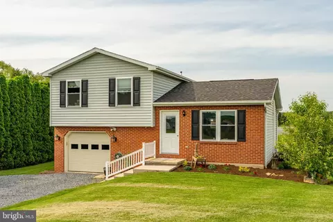 563 Airport Rd, New Holland, PA 17557
