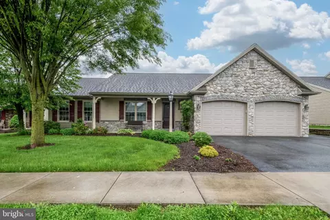 877 Cambridge Dr, Manheim, PA 17545