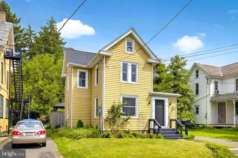 39 W Cottage Ave, Millersville, PA 17551