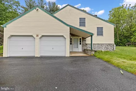 14 Apache Ln, Willow Street, PA 17584