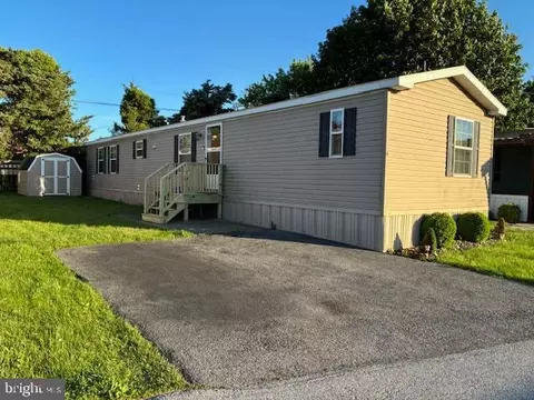 9 S Green Acres Cir, Akron, PA 17501