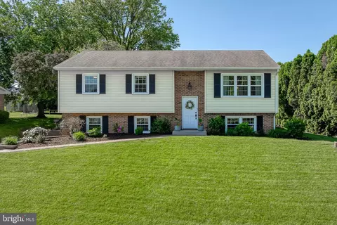 2436 Ellendale Dr, Lancaster, PA 17602