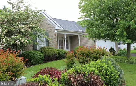 15 Reagan Dr, Ephrata, PA 17522