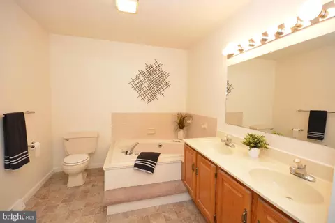 Bath - 138 Pepperton Ct, Lititz, PA 17543 photo 1 of 3