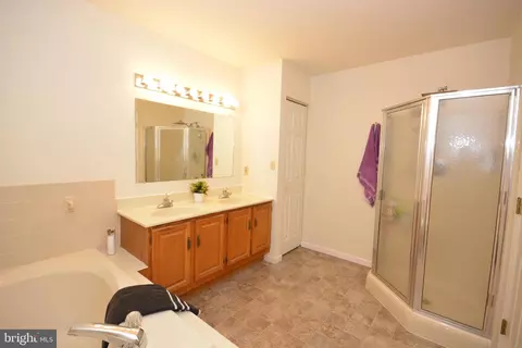 Bath - 138 Pepperton Ct, Lititz, PA 17543 photo 2 of 3