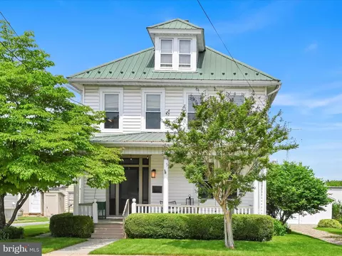 365 E Jackson St, New Holland, PA 17557