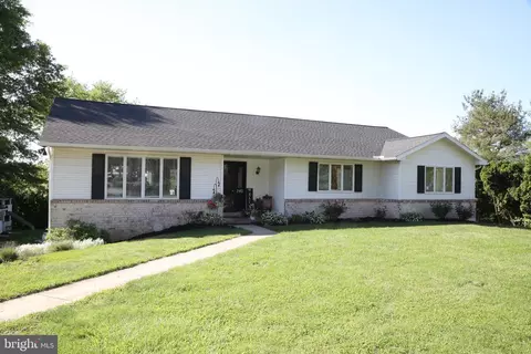245 Moyer Ridge Dr, Manheim, PA 17545