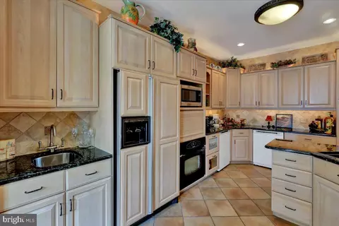 Kitchen - 612 Northfield Rd, Lititz, PA 17543 photo 3 of 3