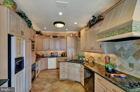 Kitchen - 612 Northfield Rd, Lititz, PA 17543 photo 2 of 3