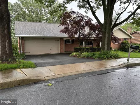 134 Broad St, Akron, PA 17501